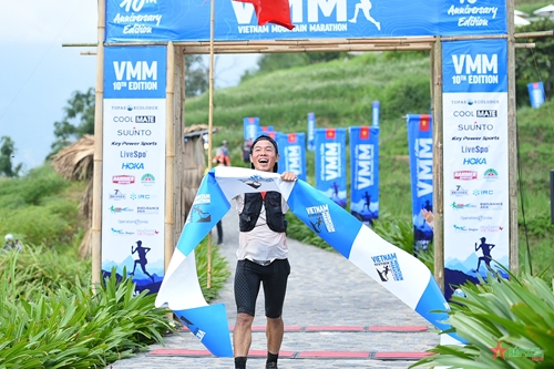 VĐV Nguyễn Tiến Hùng vô địch cự ly 100km giải chạy Vietnam Mountain Marathon 